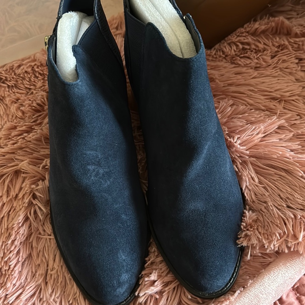 Size 8.5  navy blue heel vionic